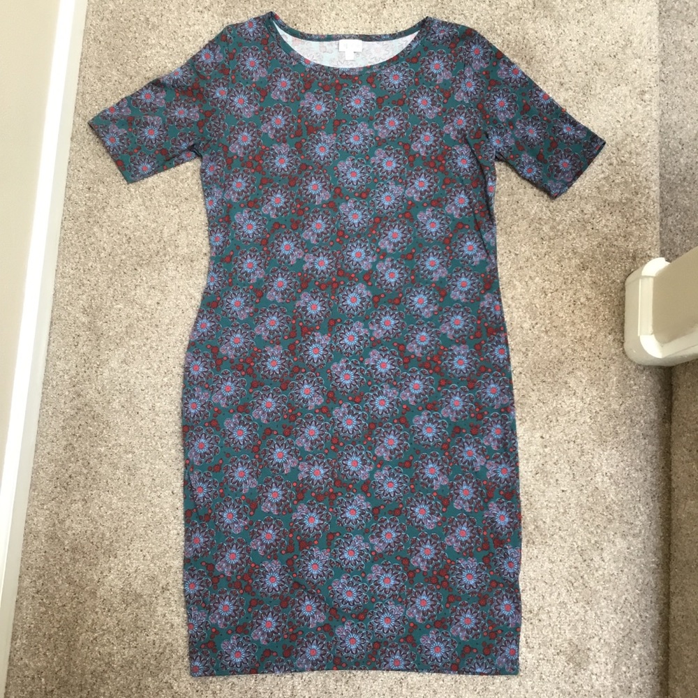 SALE 🎉 LuLaRoe Red and Blue Floral Julia XL